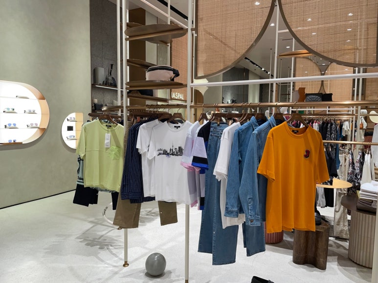 A Guide to IconSiam SookSiam: Dining, Shopping, and Local Flavors image 1