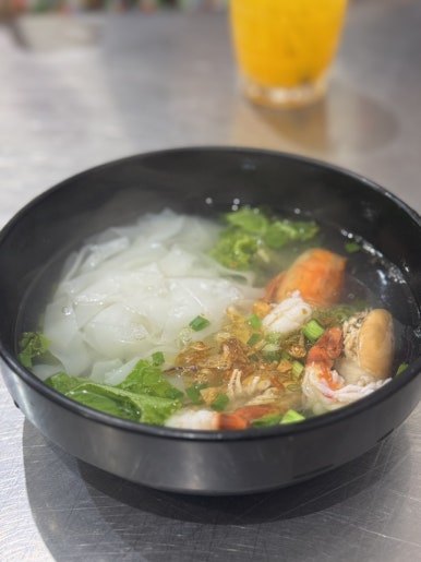 Ann Guay Tiew Kua Gai: A Must-Visit Bangkok Street Food Gem image 3