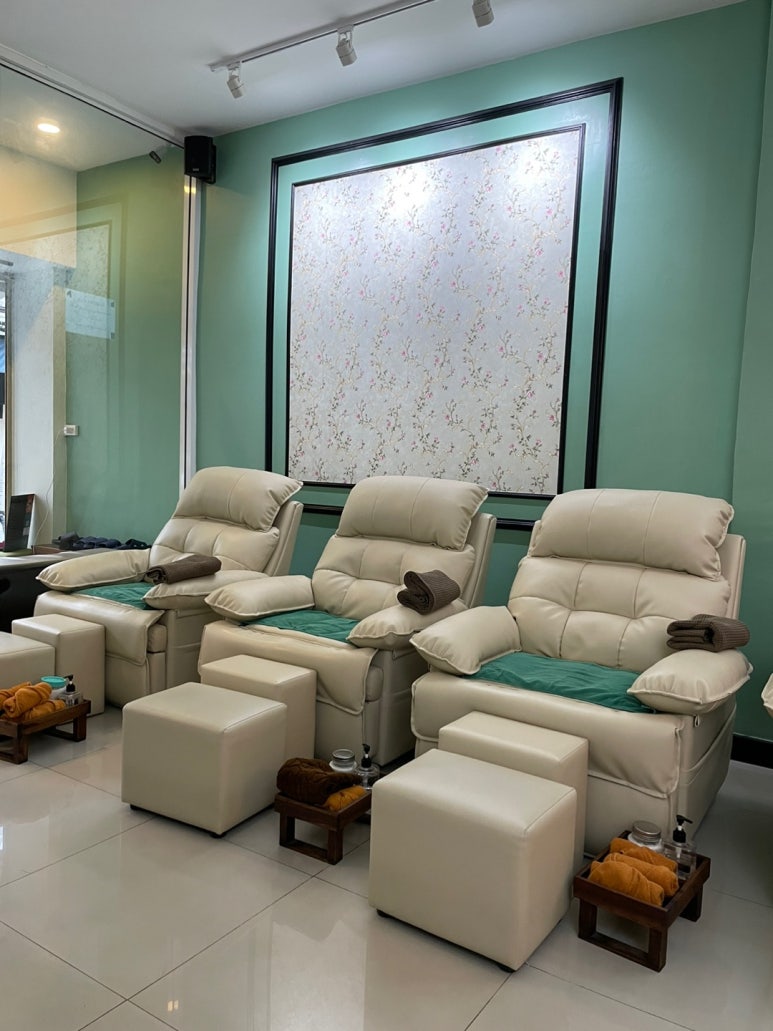 A Guide to Herbal Ball Massage Near Shangri-La Bangkok and Saphan Taksin image 8