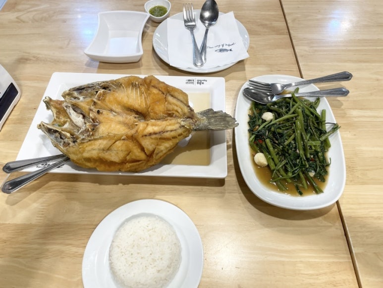 Dining at Laem Charoen Seafood: A Hidden Gem in Silom Complex