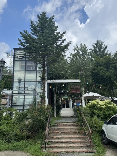 Garden Gallery Namyangju: A Perfect Spot for Family Dining and Scenic Views