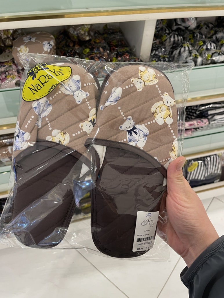 Bangkok Shopping Guide: Why NaRaYa Remains a Must-Visit for Souvenirs image 1