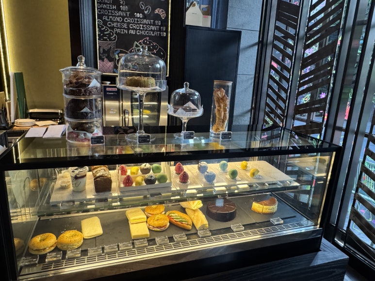 VIE Hotel Bangkok Review: A Guide to Value-Driven Luxury Suites image 15
