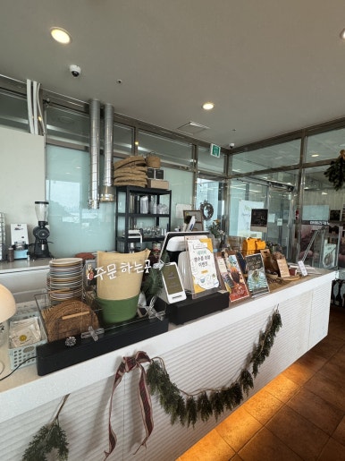 Nouaison: A Relaxing Ocean-View Brunch Spot in Yeongjongdo image 4