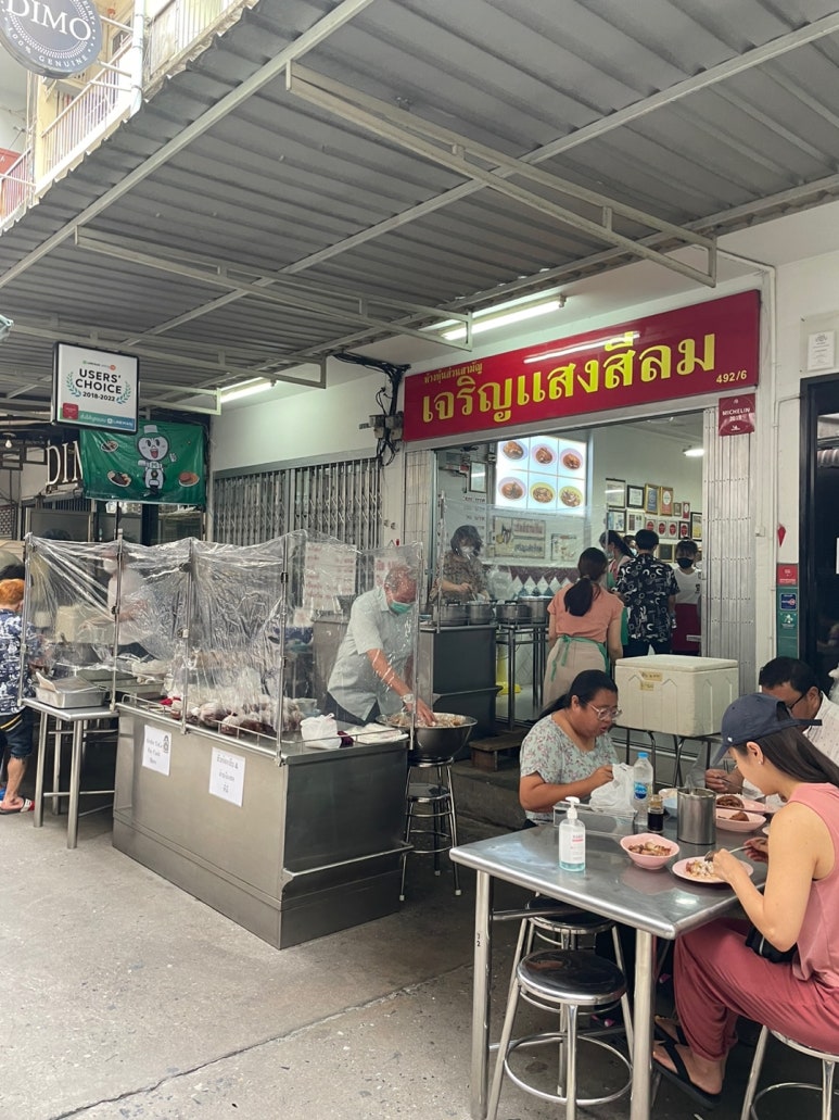 バンコクの絶品豚足!サパーンタークシン近くの有名店「チャルンセーンシーロム」体験記の画像3