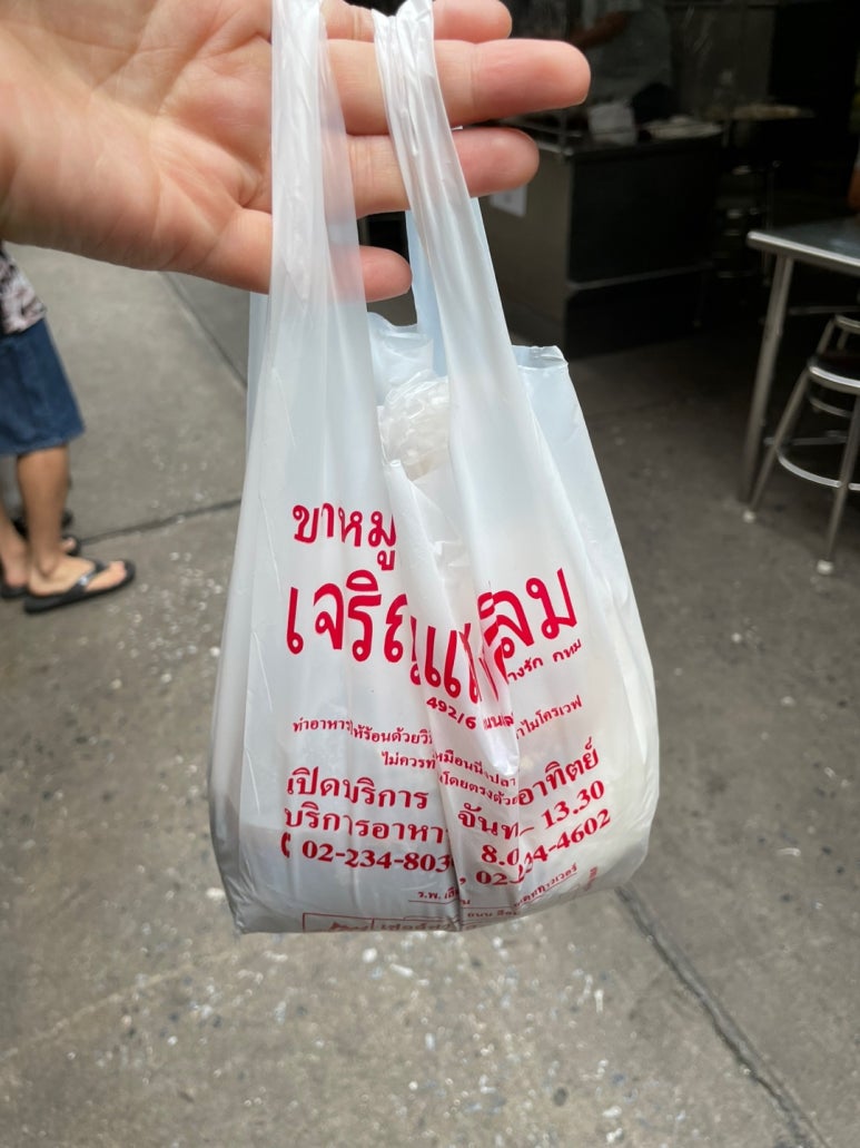 バンコクの絶品豚足!サパーンタークシン近くの有名店「チャルンセーンシーロム」体験記の画像5
