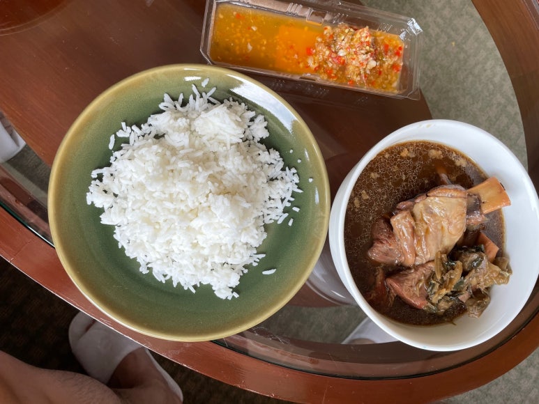 A Must-Try Local Gem: Charoen Saeng Silom Pork Trotter Rice in Bangkok