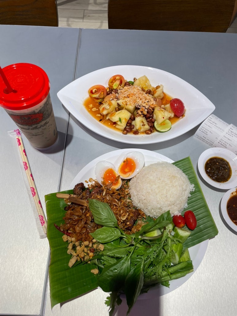 A Guide to Dining at the Mahanakhon Cube Food Court in Bangkok