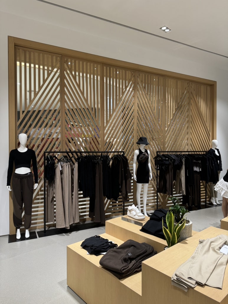 Alo Yoga Bangkok: Shopping Guide at EmQuartier image 4